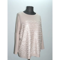 Elegancka bluzka zdobiona koronką w stylu boho - beżowa